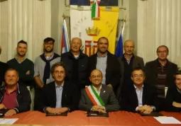 I componenti del Consiglio comunale al termine della riunione di ieri sera. Seduti i componenti della Giunta, da sinistra Gian Franco Ferrero, Giuseppe Delfino, Luca Gosso, Marco Gallo, Gianmichele Cismondi. In piedi da sinistra Marco Sarale, Beatrice Sartore, Fabio Eandi, Alberto Durando, Elio Campana, Diego Bressi, Ezio Donadio, Mario Berardo, Francesco Lerda, Antonella Simondi. Assenti Davide Mattio e Federico Romano